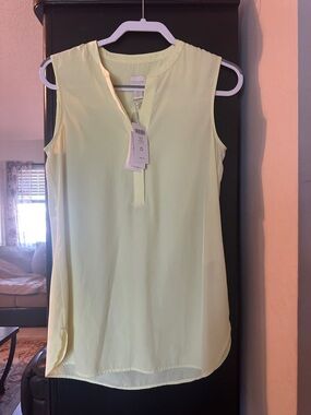 NWT Chico's Sleeveless Split-V Shell Top in Light Yellow